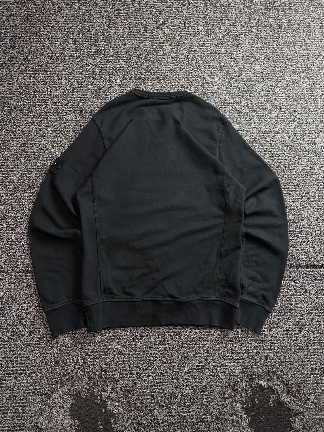 스톤아일랜드 와펜 미니멀 워시드 블랙 맨투맨 3536 상품이미지5