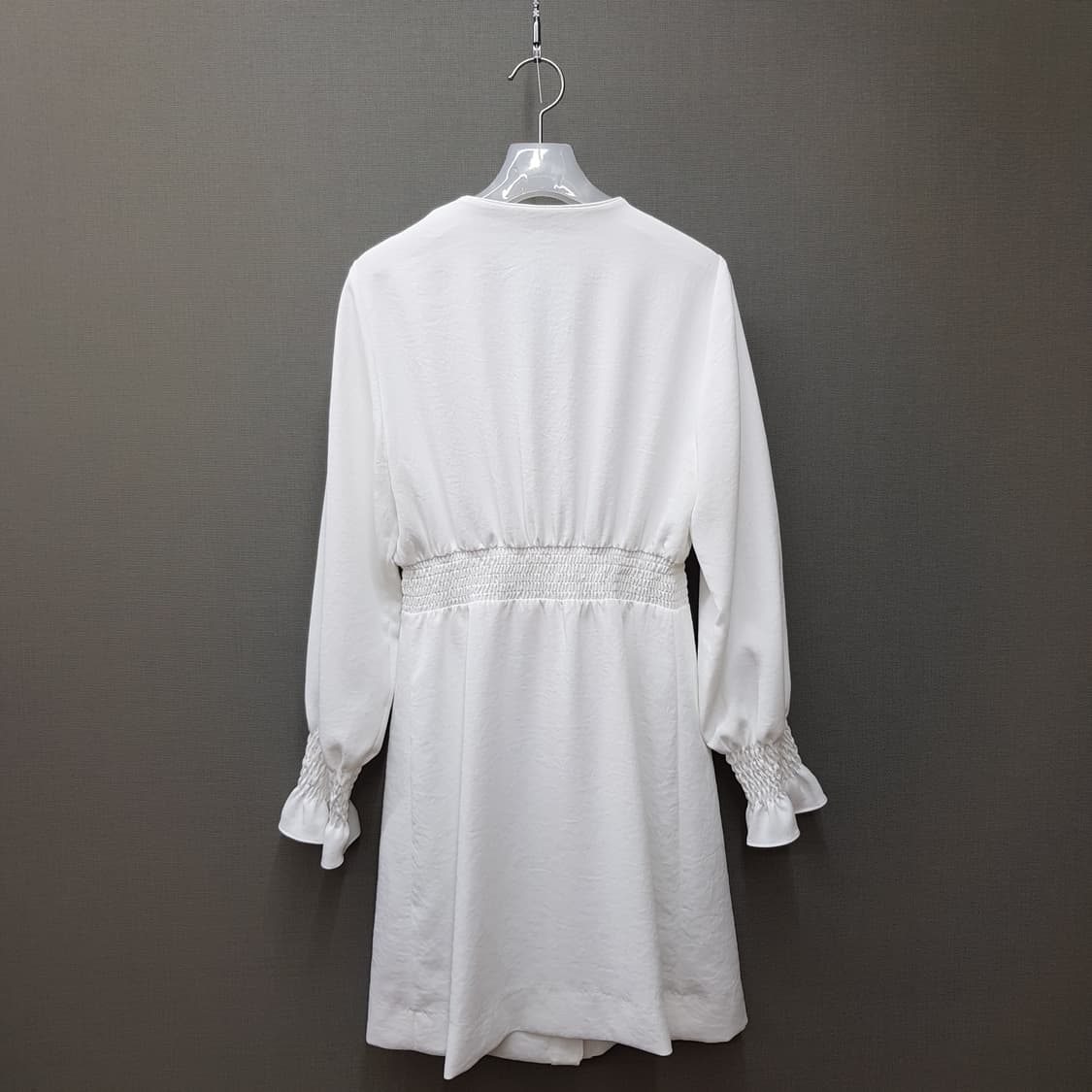 산드로 화이트 스모크 밴딩 브이넥 원피스 36사이즈 상품이미지6