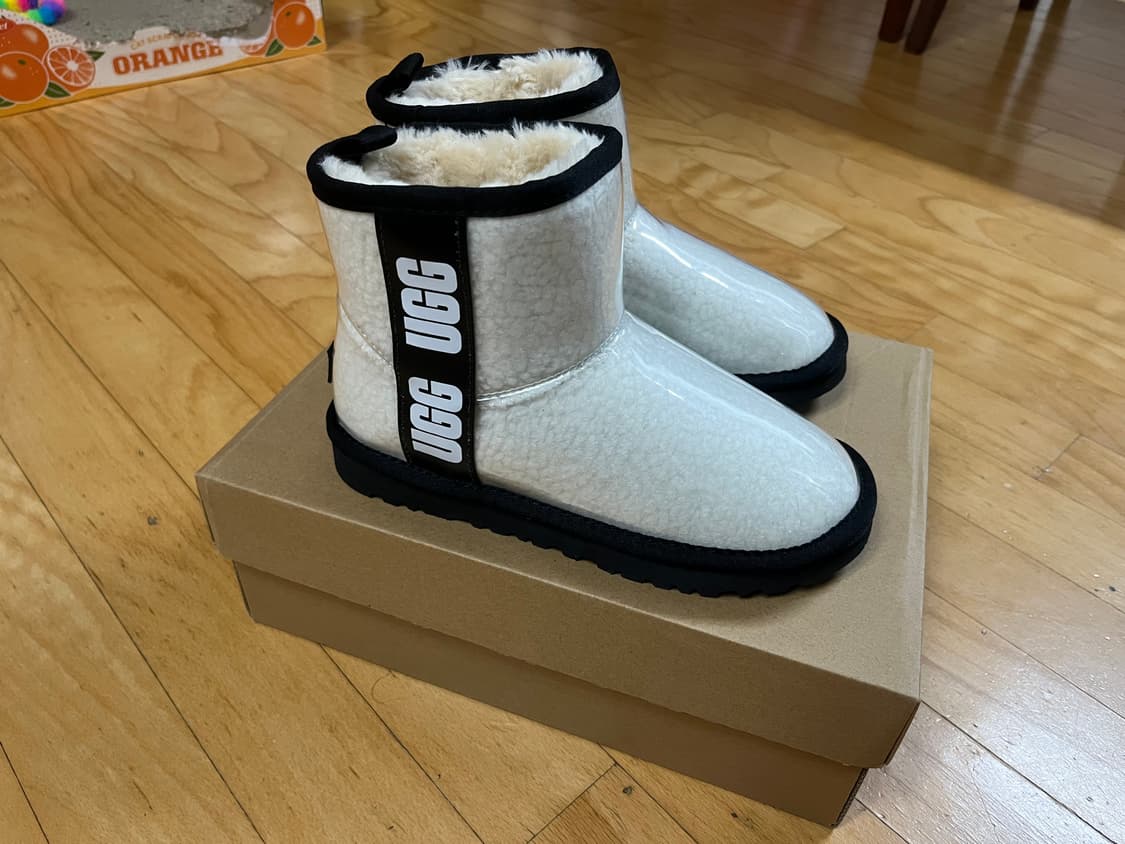 (새상품) 어그 클래식 클리어 미니 부츠 네츄럴 블랙 230 상품이미지1