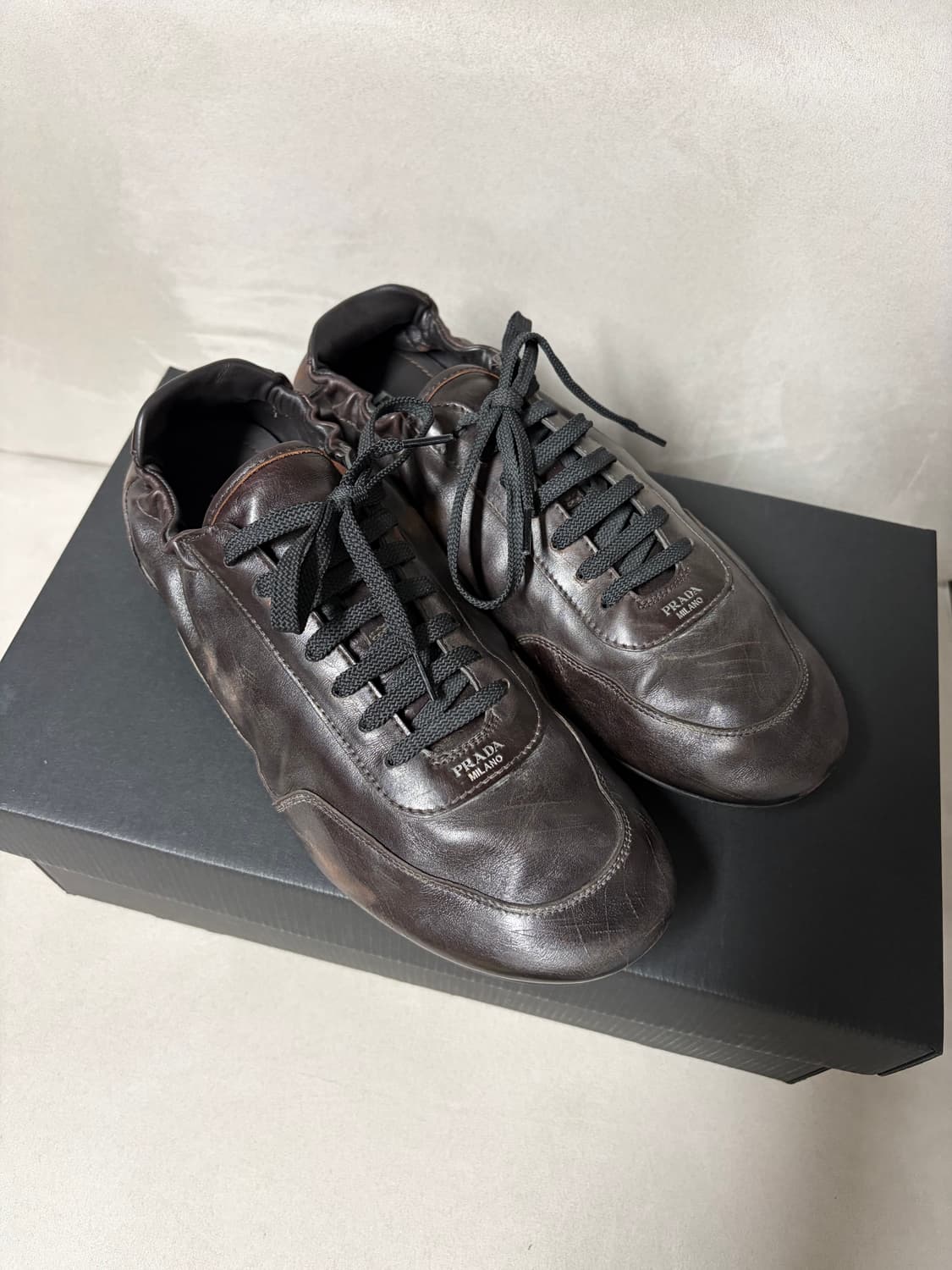 [7.5] 프라다 컬랩스 레더 스니커즈 상품이미지1