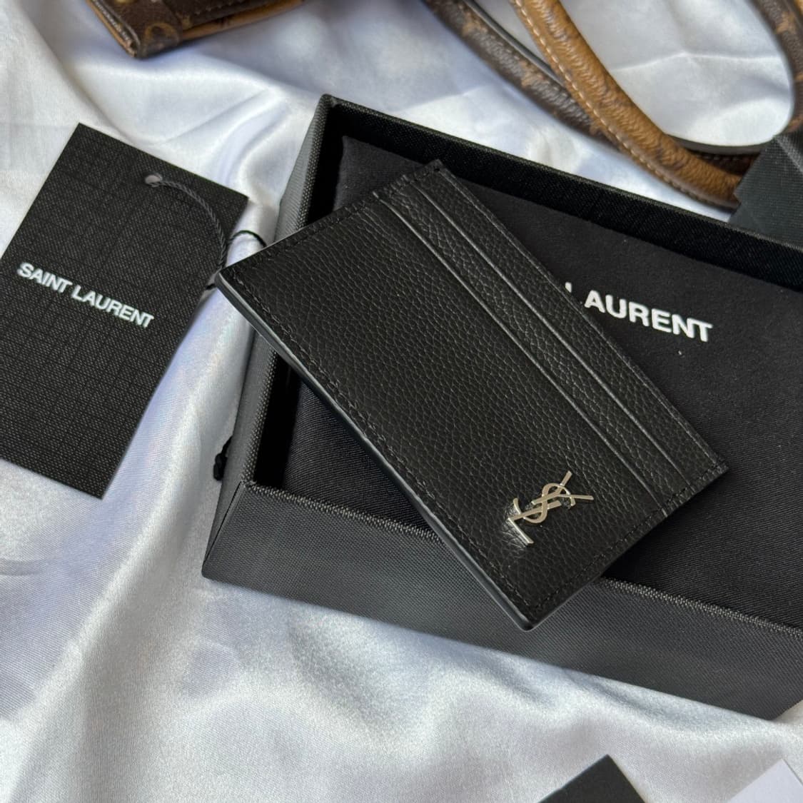 생로랑 매트 레더 타이니 실버 모노그램 카드 케이스 블랙 상품이미지5