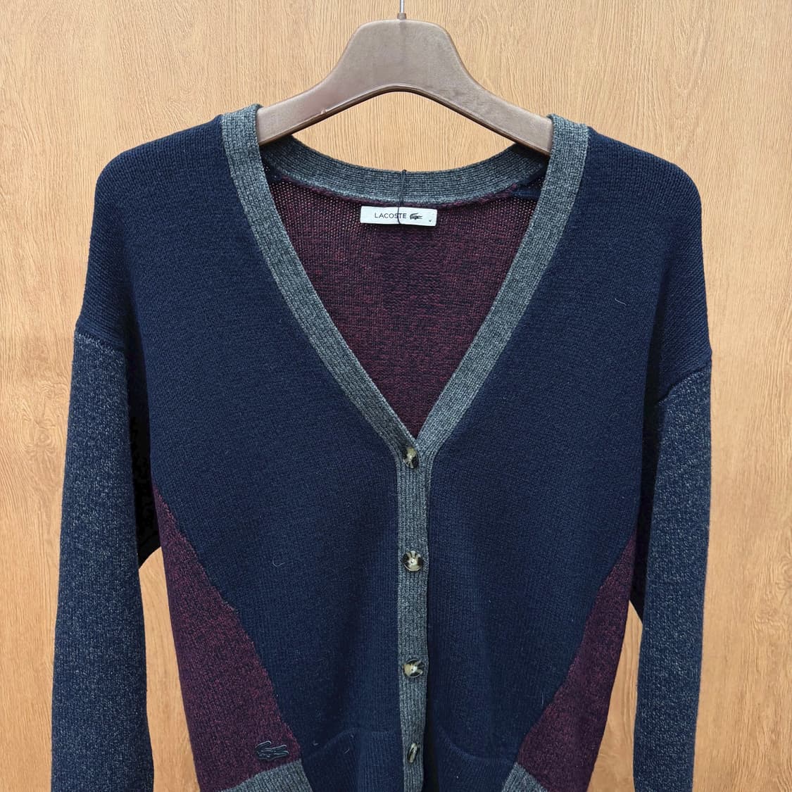 라코스테 브이넥 니트 가디건 와인 그레이 배색 레더 로고 탭 네이비 상품이미지4