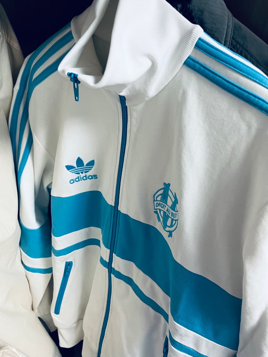 아디다스 마르세유 파이어버드 마르세유 트랙탑 져지 화이트 소라 이채영 상품이미지4