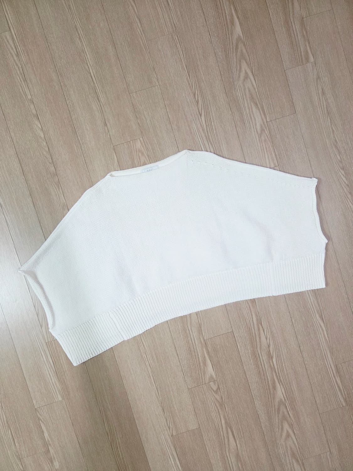 조널 스탠다드 화이트 오버 숄 스타일 크롭 니트 상품이미지1