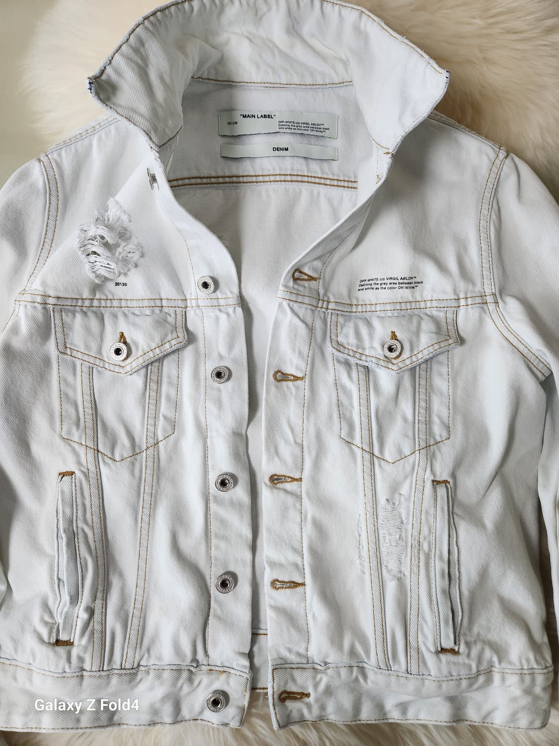 오프화이트 화이트 한정판 데님 자켓 BTS진착용 판매합니다. 상품이미지2