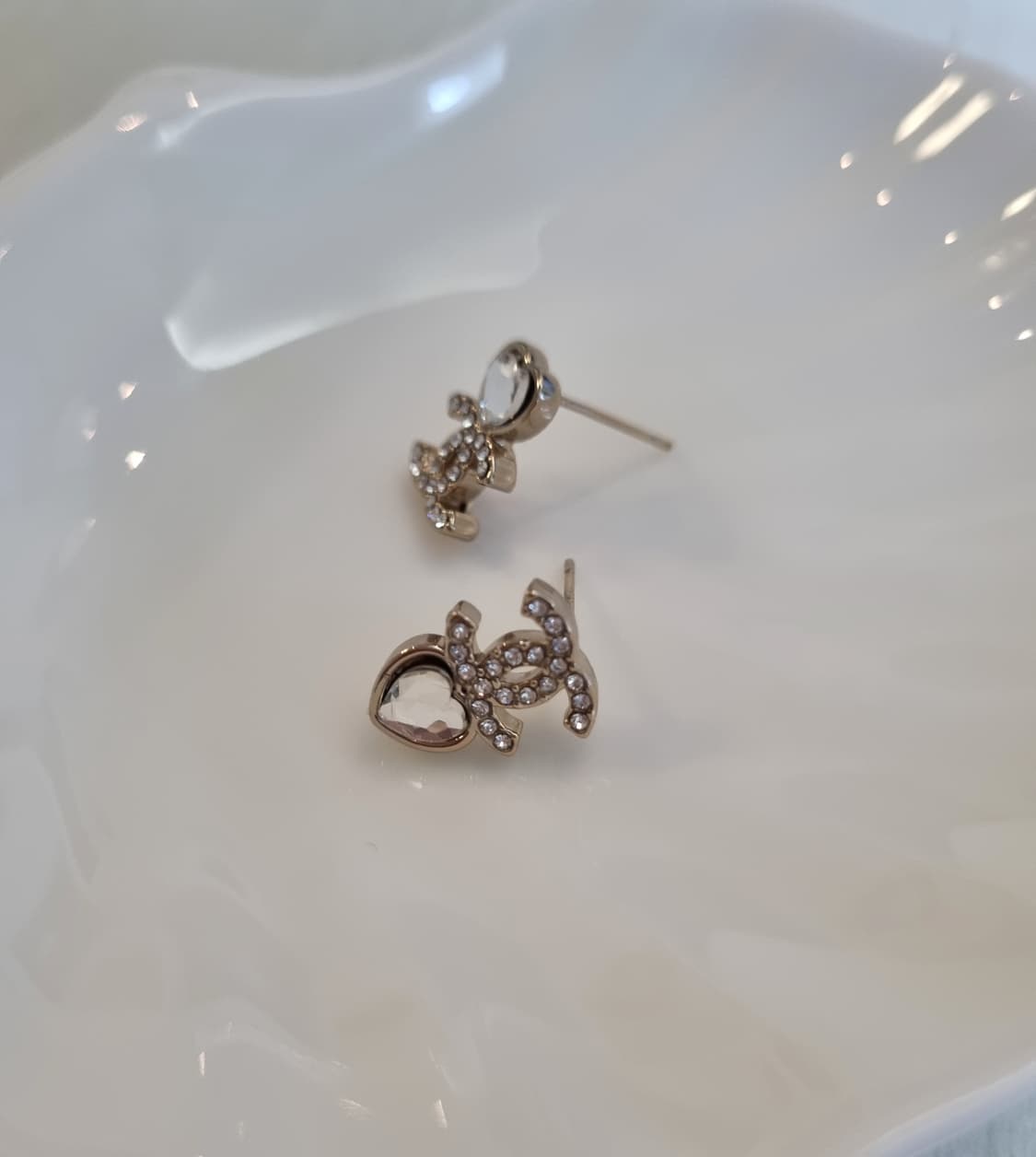 샤넬 CC 언발 크리스탈하트 귀걸이 샴페인골드 업사이클링 상품이미지5