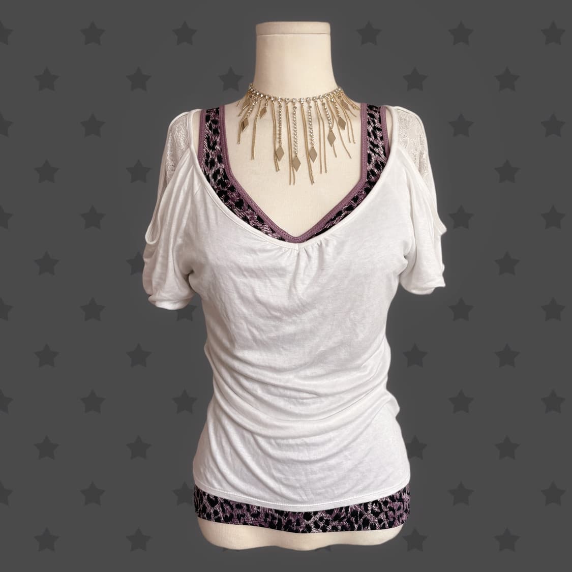 오네갸루 핀터깔 퍼플 레오파드 생화이트 브이넥 레이스 오프숄더 티 상품이미지1