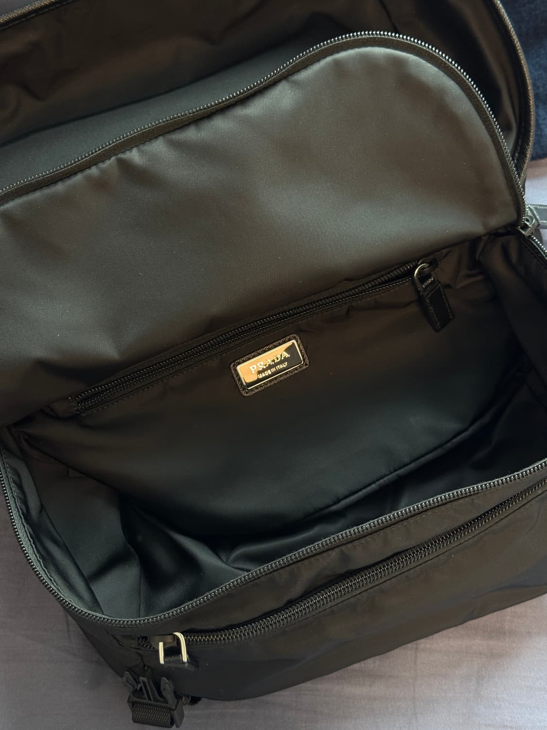 [국내매장판] 프라다 바이커백 미디움 상품이미지10