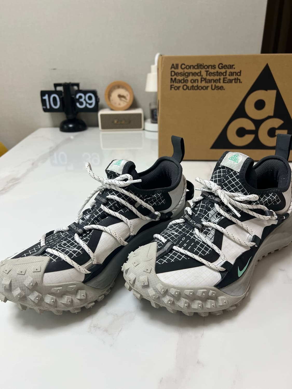 [265] 나이키 ACG 마운틴 플라이 로우 SE 화이트 앤 블랙 상품이미지1