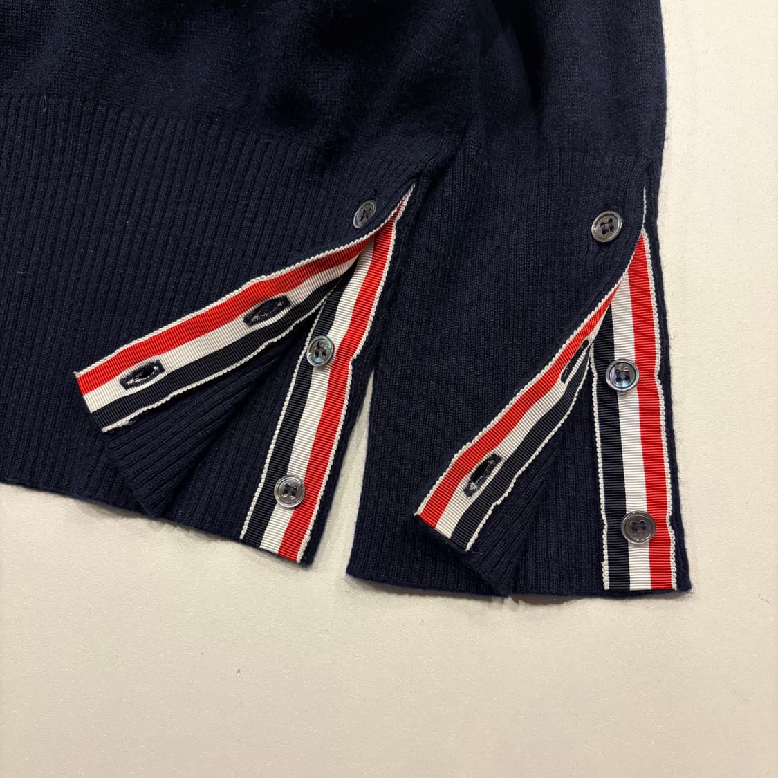 [46] 톰브라운 우먼 캐시미어 네이비 니트 4선 완장 B700 상품이미지6