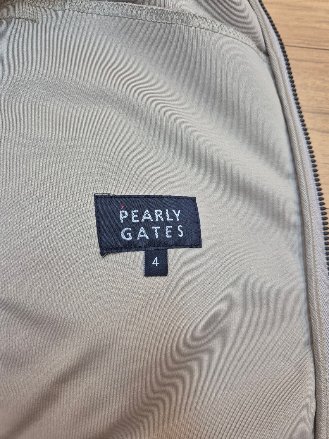 사이즈 95인 PEARLY GATES 자켓입니다. 톤 다운된 베이지 색상 상품이미지3