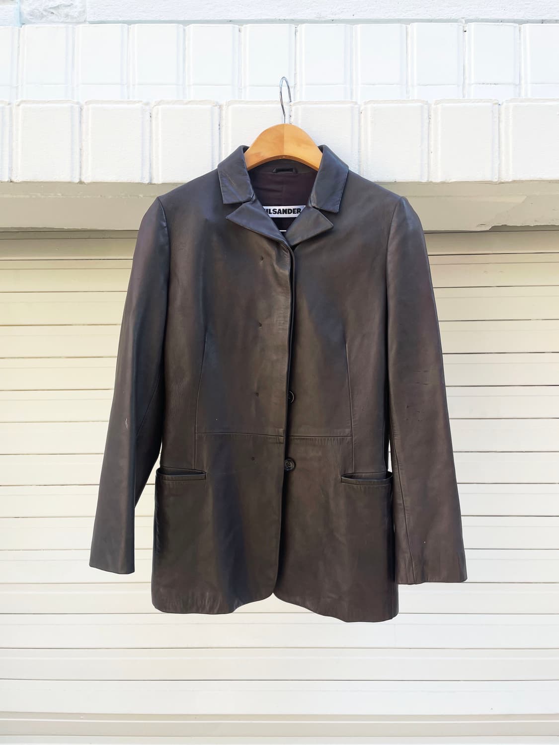 질샌더 레더 자켓 노치드 카라 히든 버튼업 플랩 포켓 슬릿 디테일 브라운 상품이미지1