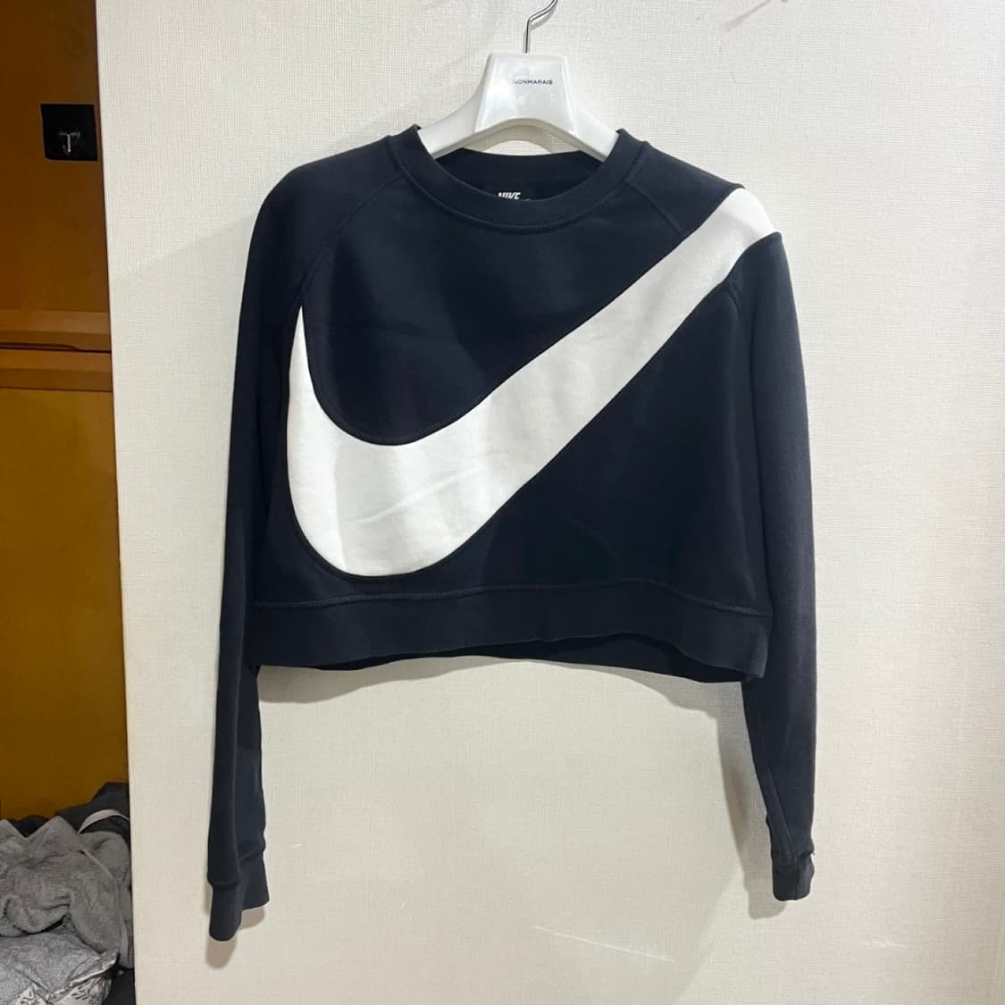 나이키 스우시 크롭 맨투맨 블랙 상품이미지3