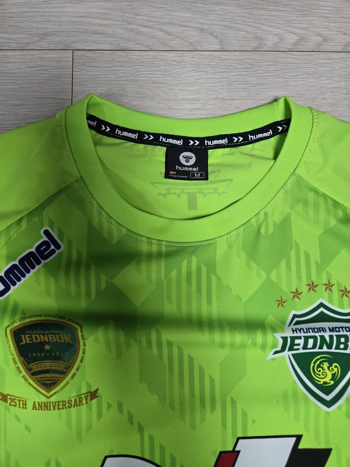 Hummel
험멜 전북 현대 25주년 유니폼 형광
 상품이미지2