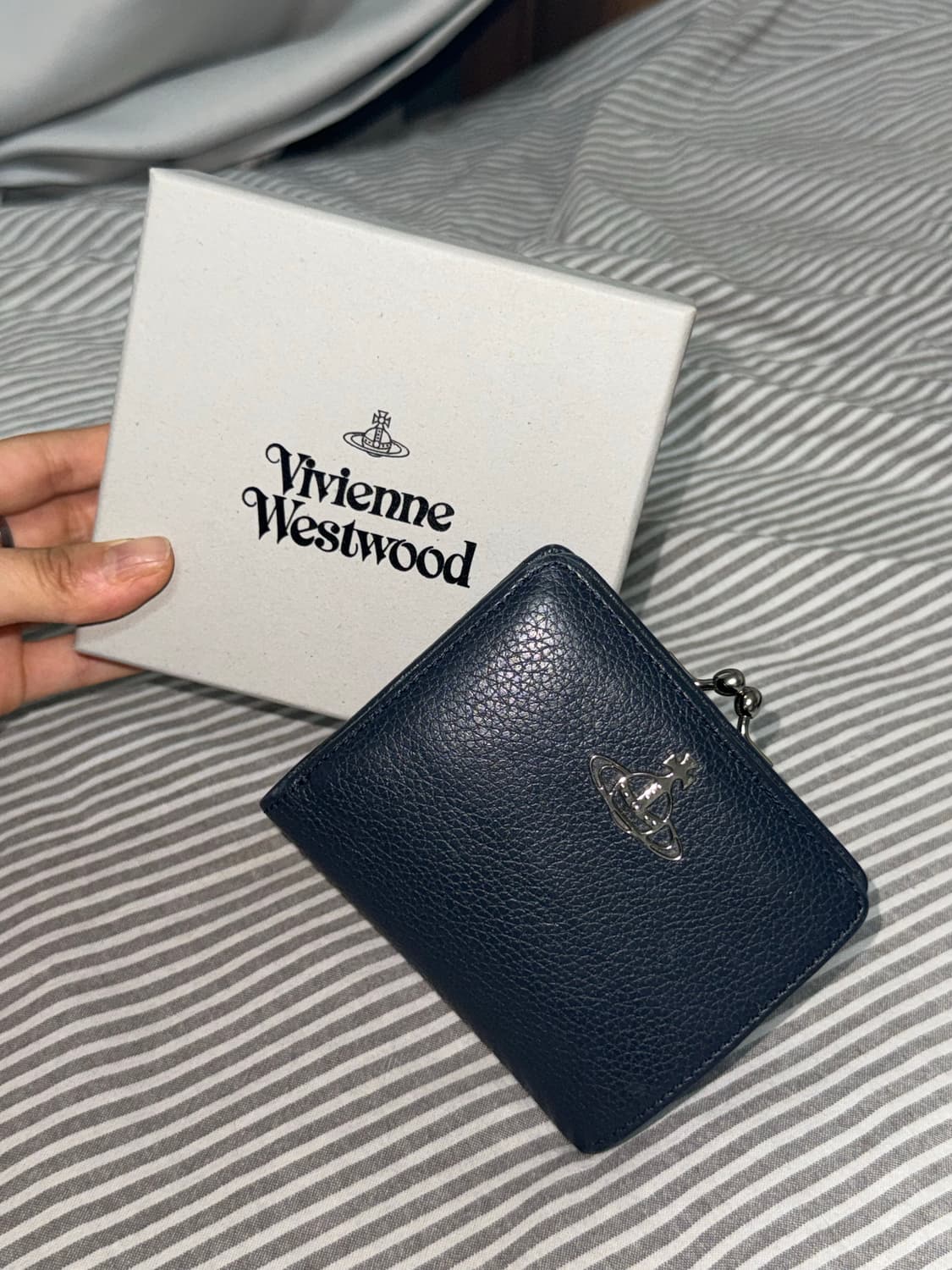 비비안웨스트 우드 프레임 포켓 조르단 지갑 네이비 상품이미지1