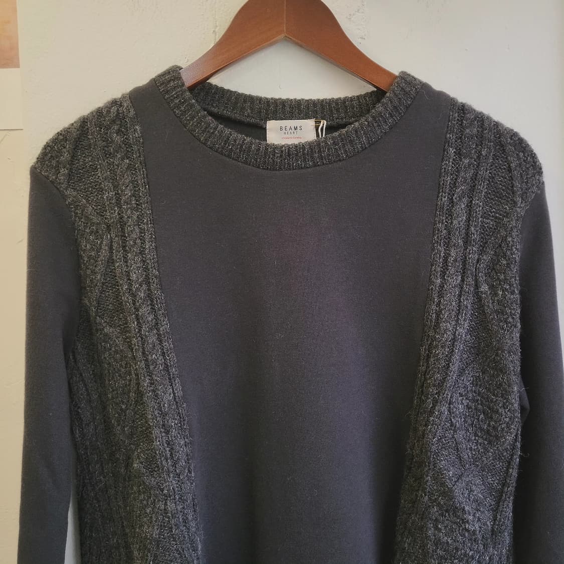Beams heart 차콜 면배색 스웨터 상품이미지3
