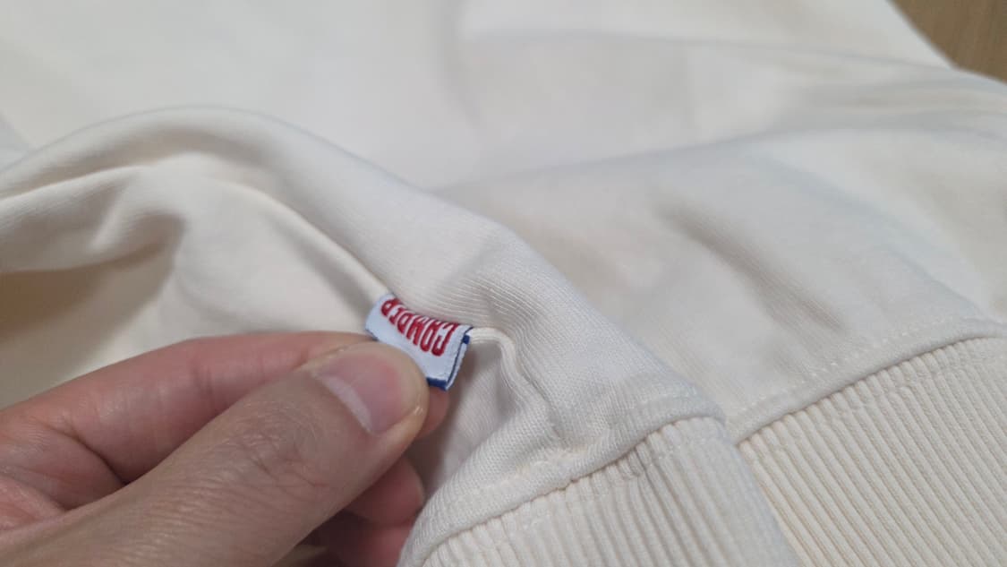 아더에러 베이지 캠퍼 에디션 맨투맨 티셔츠 상품이미지6