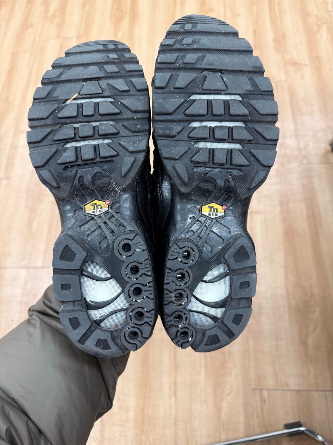 나이키 에어맥스 플러스 트리플 블랙 285 상품이미지6