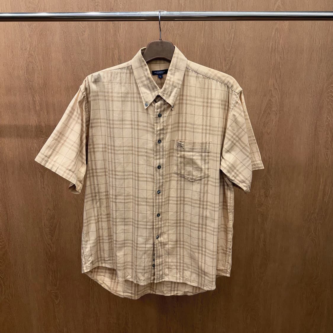버버리 런던 코튼 반팔 체크 셔츠 로고 자수 포켓 디테일 베이지 상품이미지2