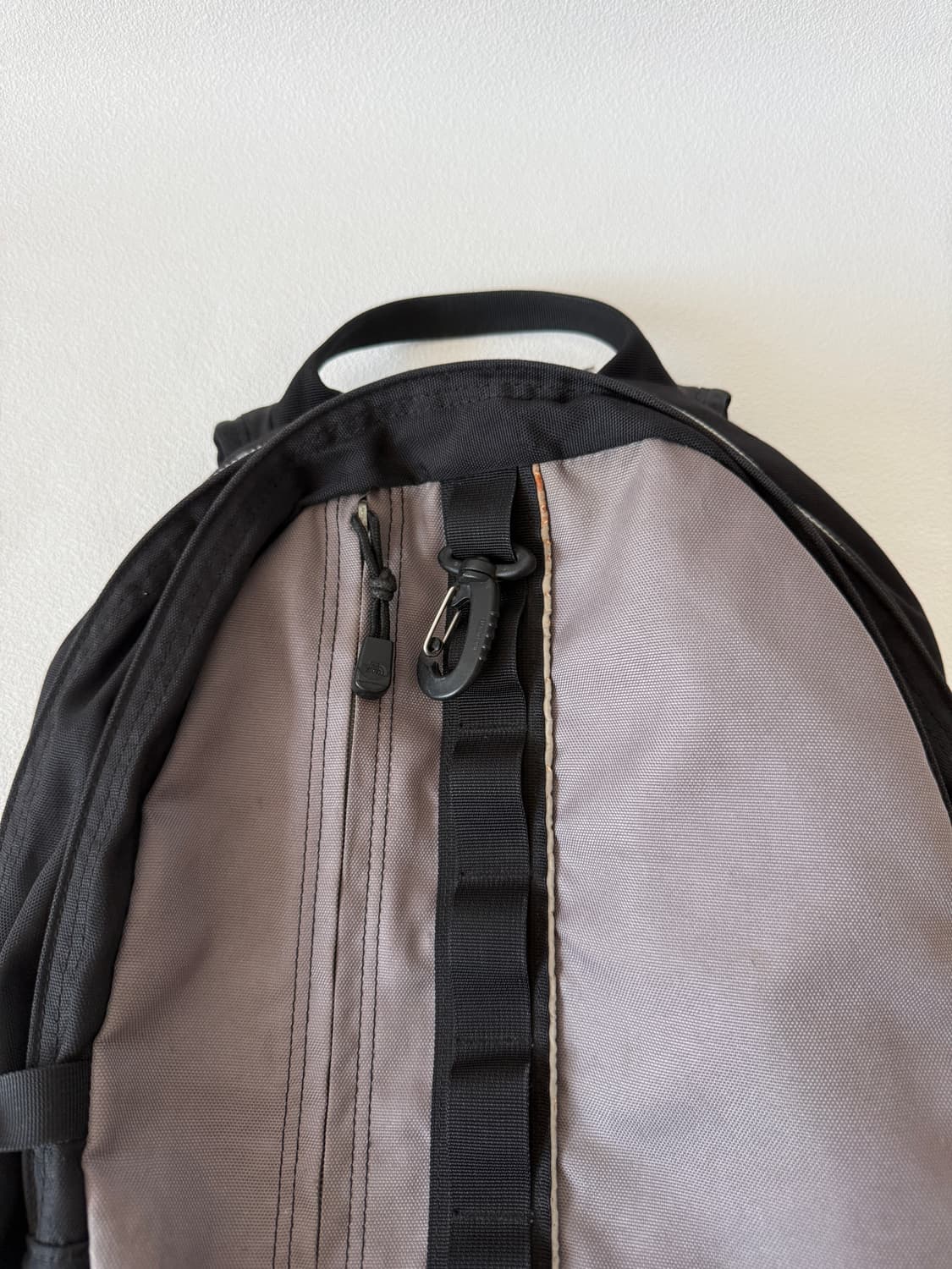 노스페이스(THE NORTH FACE) 백팩(뒷면 하단 헤짐) 상품이미지2