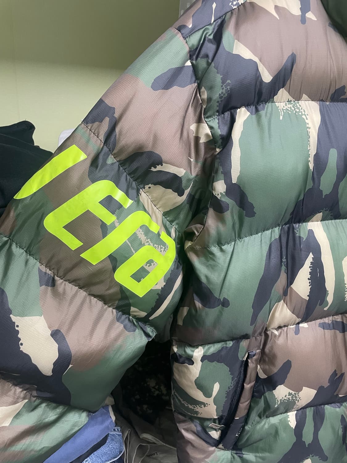 뉴에라 카모 리버시블 패딩 700 105사이즈 상품이미지5