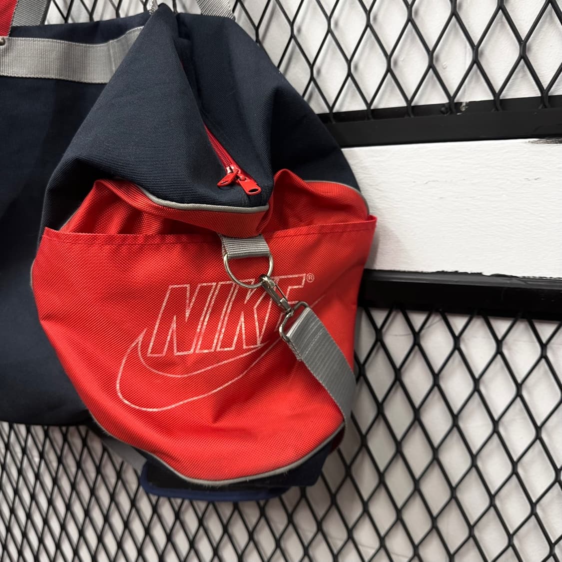 90s 나이키 에어 더플백 레트로 그래픽 로고 네이비 레드 배색 상품이미지7