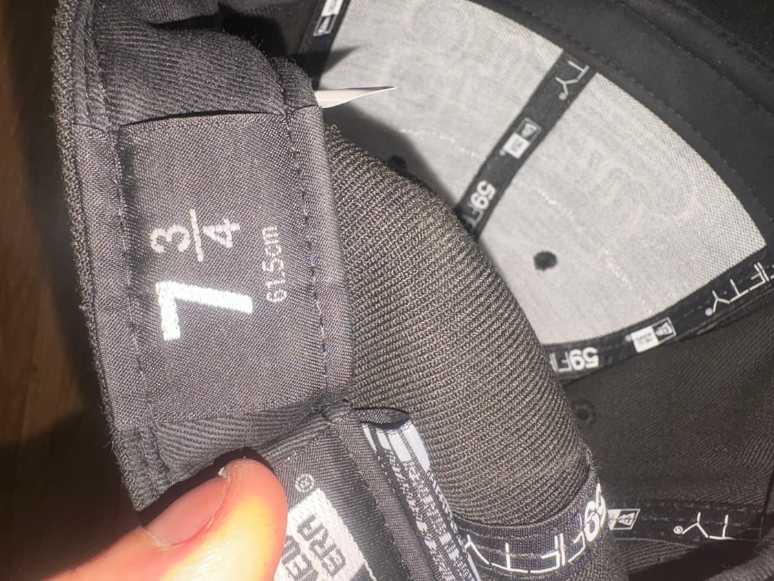 슈프림 뉴에라 7 3/4 사이즈 블랙 상품이미지2