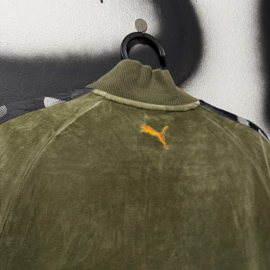 푸마 딥 카키 사이드 라인 카모 디테일 벨벳 집업 저지 자켓 상품이미지5