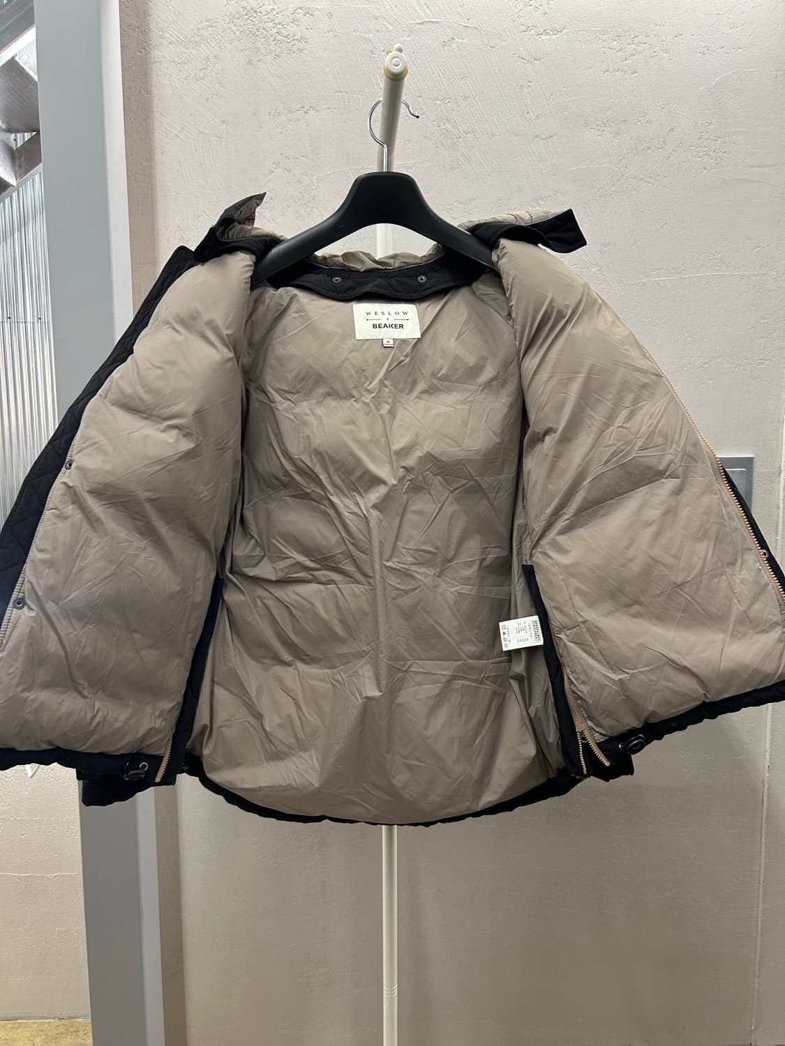 weslow X Beaker 위슬로우 비이커 블랙 후드 패딩 점퍼 상품이미지4