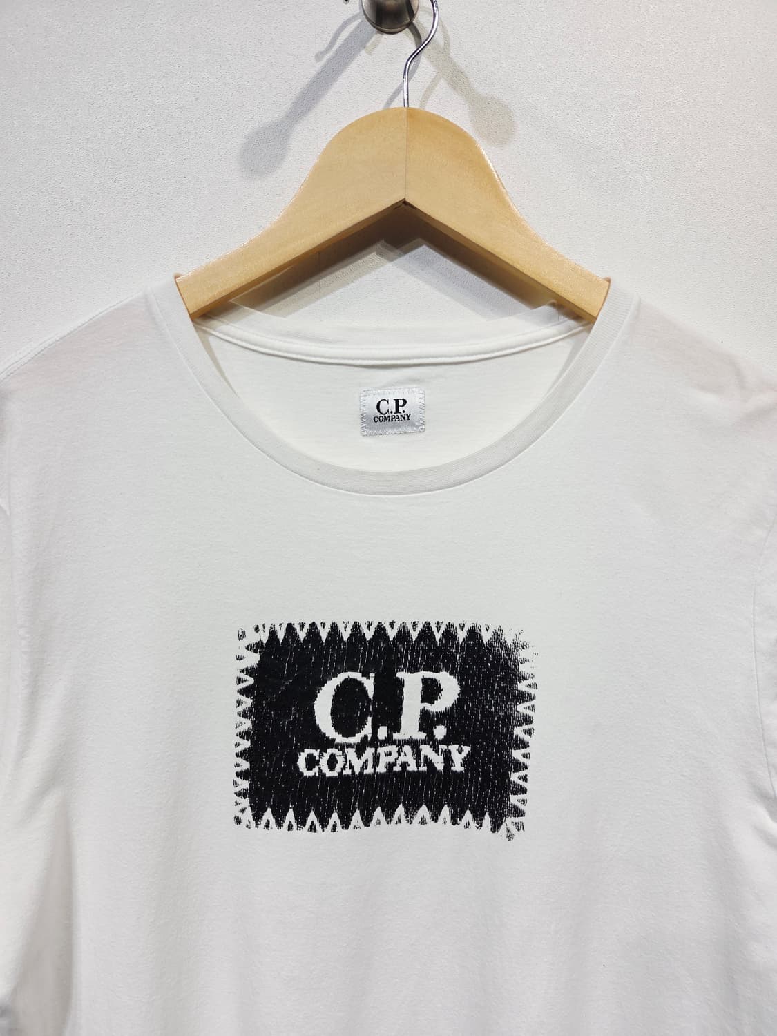 씨피컴퍼니(C.P. COMPANY) 스티치 로고 화이트 반팔 티셔츠 상품이미지3