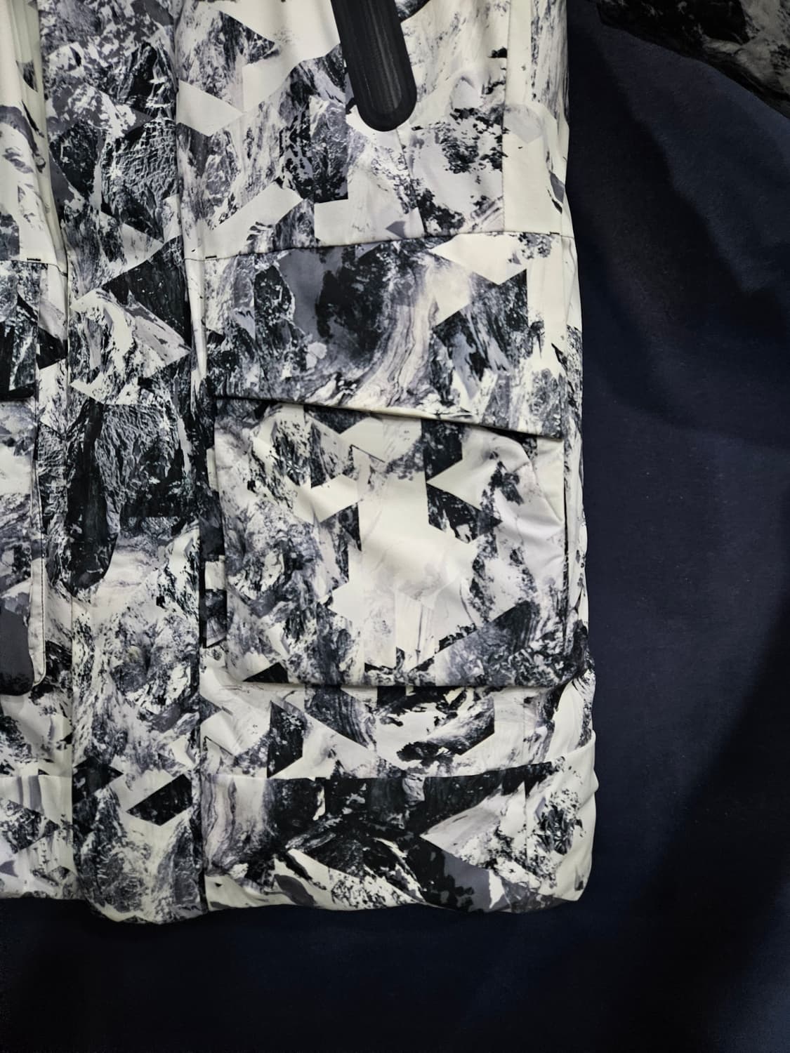 빈폴 문양 남성 100 구스다운 패딩  상품이미지6