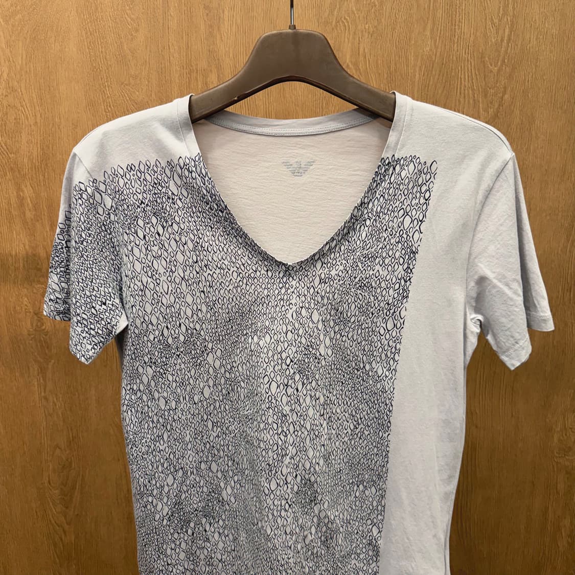 엠포리오 아르마니 브이넥 반팔 티셔츠 스네이크 프린팅 배색 디테일 그레이 상품이미지4