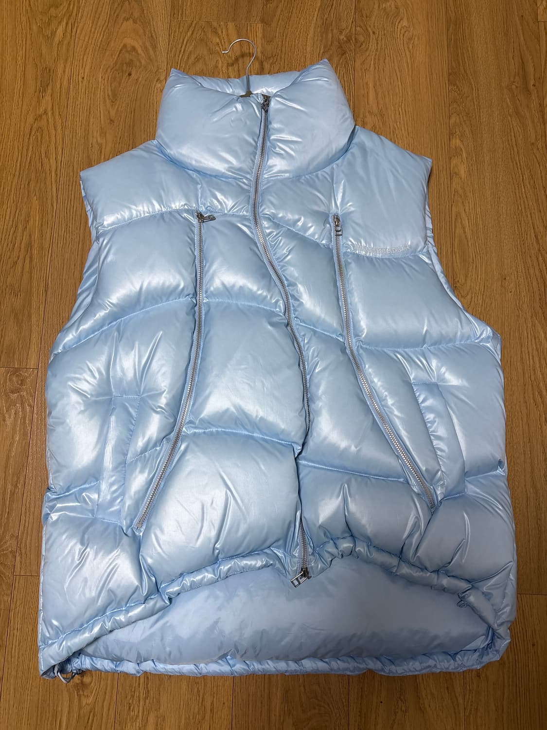  더 뮤지엄 비지터 패딩조끼 스카이 블루 상품이미지1