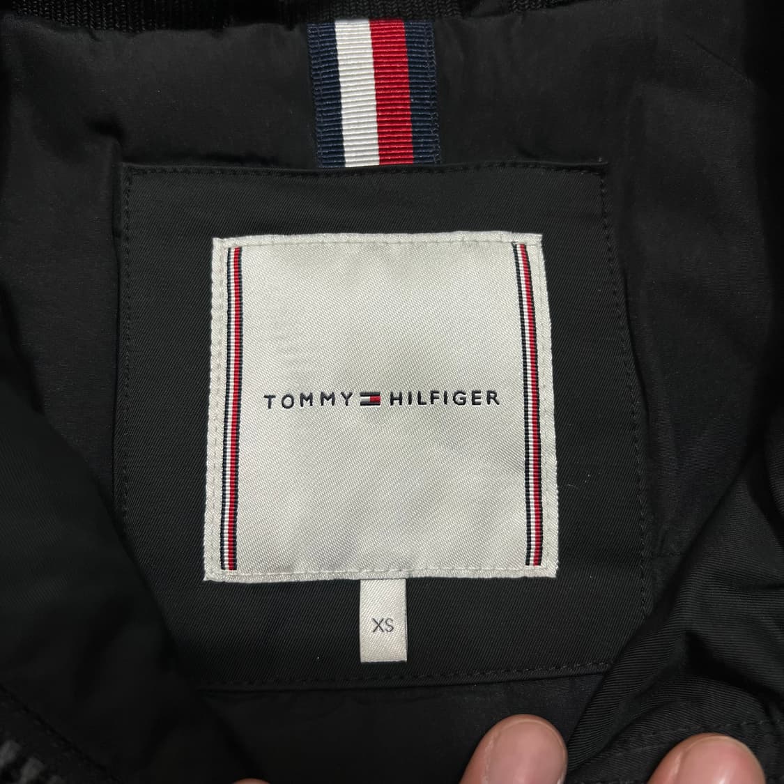 타미힐피거 여성 와펜 후드 미디엄 패딩 점퍼 [블랙] XS/85 상품이미지5