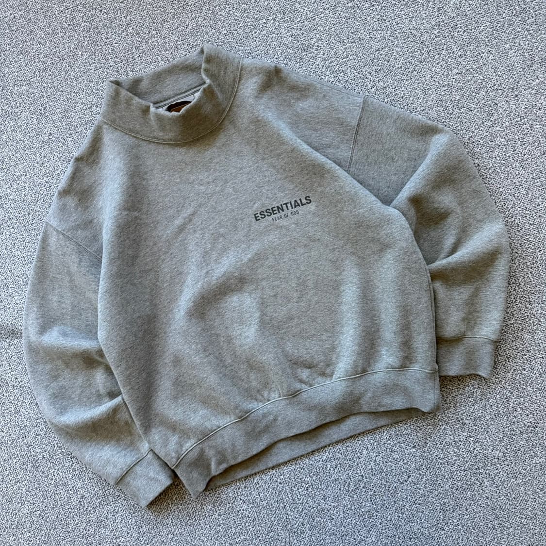 에센셜 모크넥 맨투맨 상품이미지1