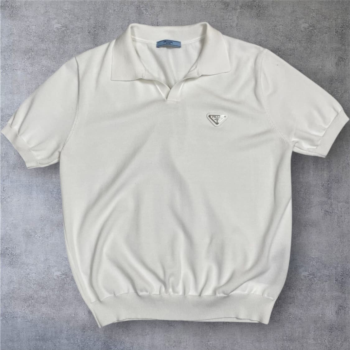프라다 Prada 화이트 트라이앵글 로고 반팔 카라 니트 M 상품이미지1