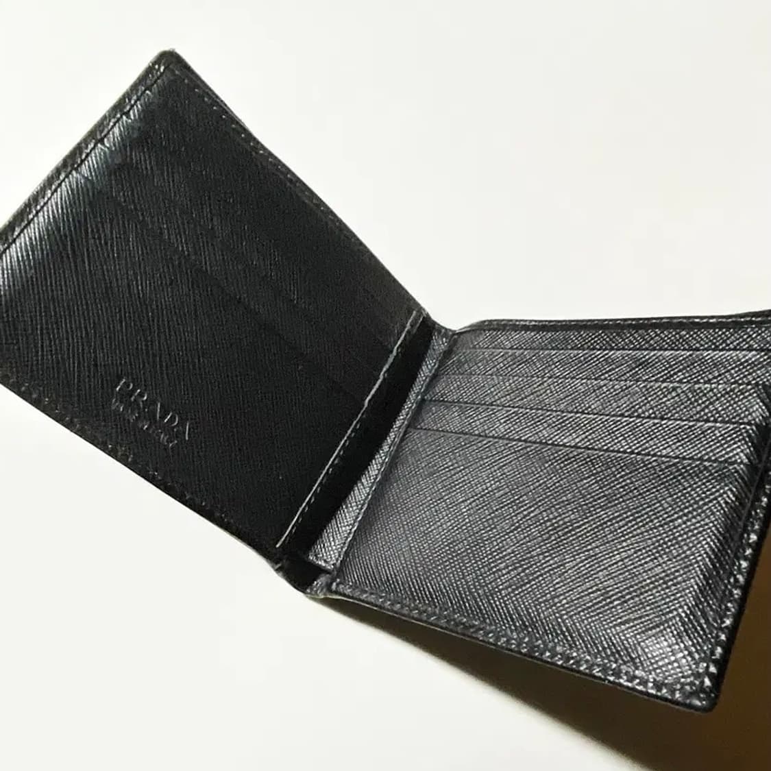 [정품] PRADA 프라다 트라이앵글 플레이트 사피아노 소가죽 반지갑실사 상품이미지3