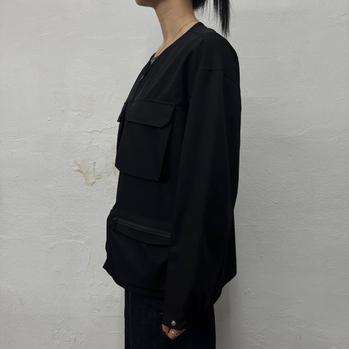 센스오브플레이스 블랙 나일론 논칼라 유틸리티 포켓 윈드브레이커 상품이미지2