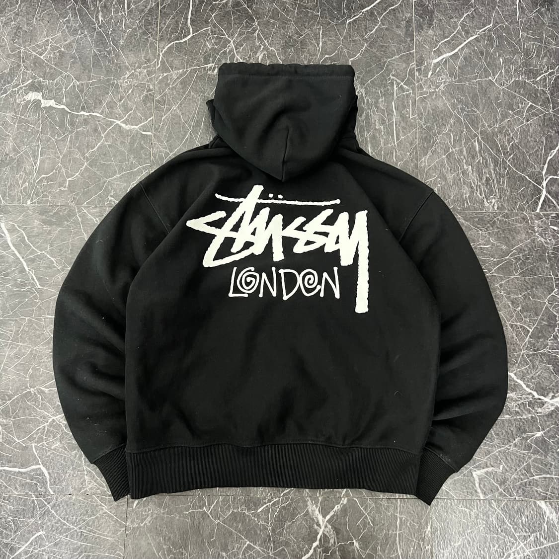 스투시 베이직 스탁 런던 로고 후디 블랙 상품이미지1