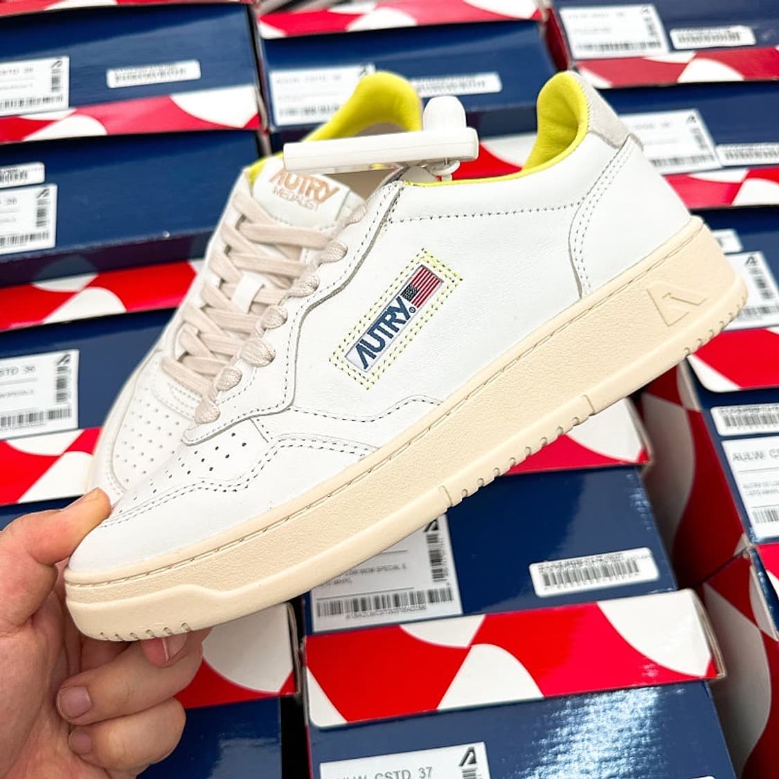 (정품/새상품) 오트리 여성 화이트 네온 옐로우 카프스킨 레더 스니커즈 상품이미지2