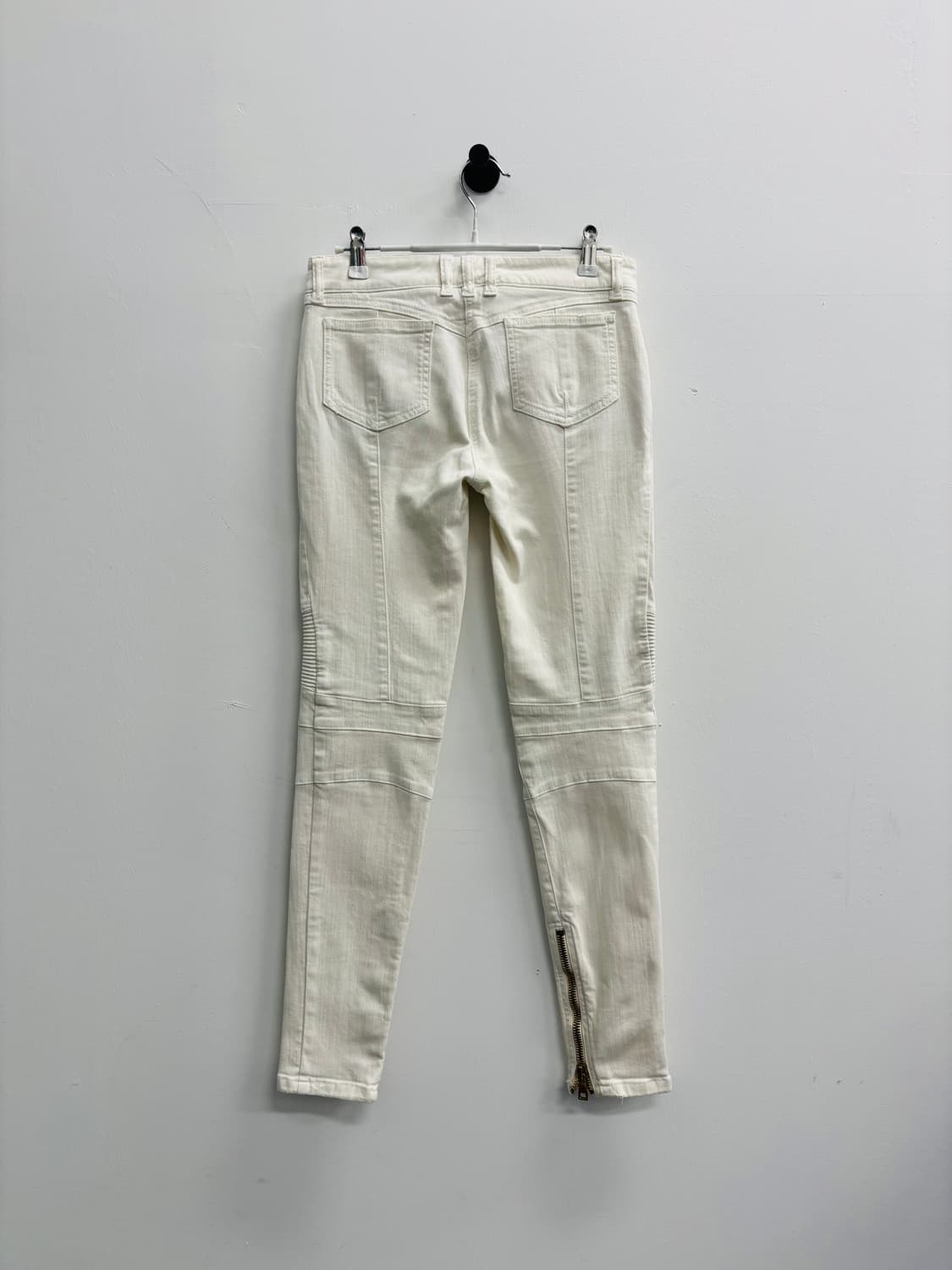 발망(BALMAIN) 금장 디테일 화이트 바이커 데님 팬츠 상품이미지5