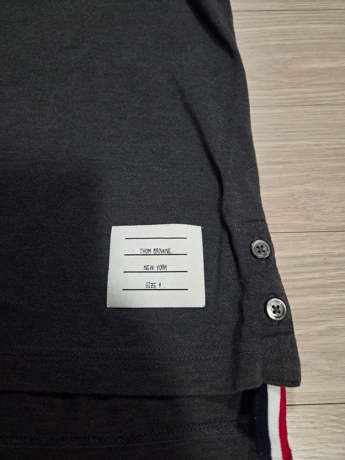 ​[Thom Browne] 톰브라운 다크 그레이 피케 폴로 셔츠 상품이미지4