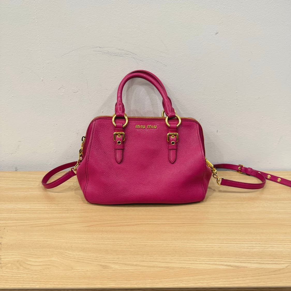 미우미우 보스턴백 비텔로 레더 골드 로고 디테일 핫핑크 상품이미지1