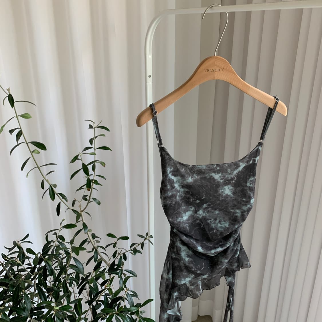 KULU STUDIO 빈티지 패턴 언발란스 프릴 탑 나시 상품이미지1