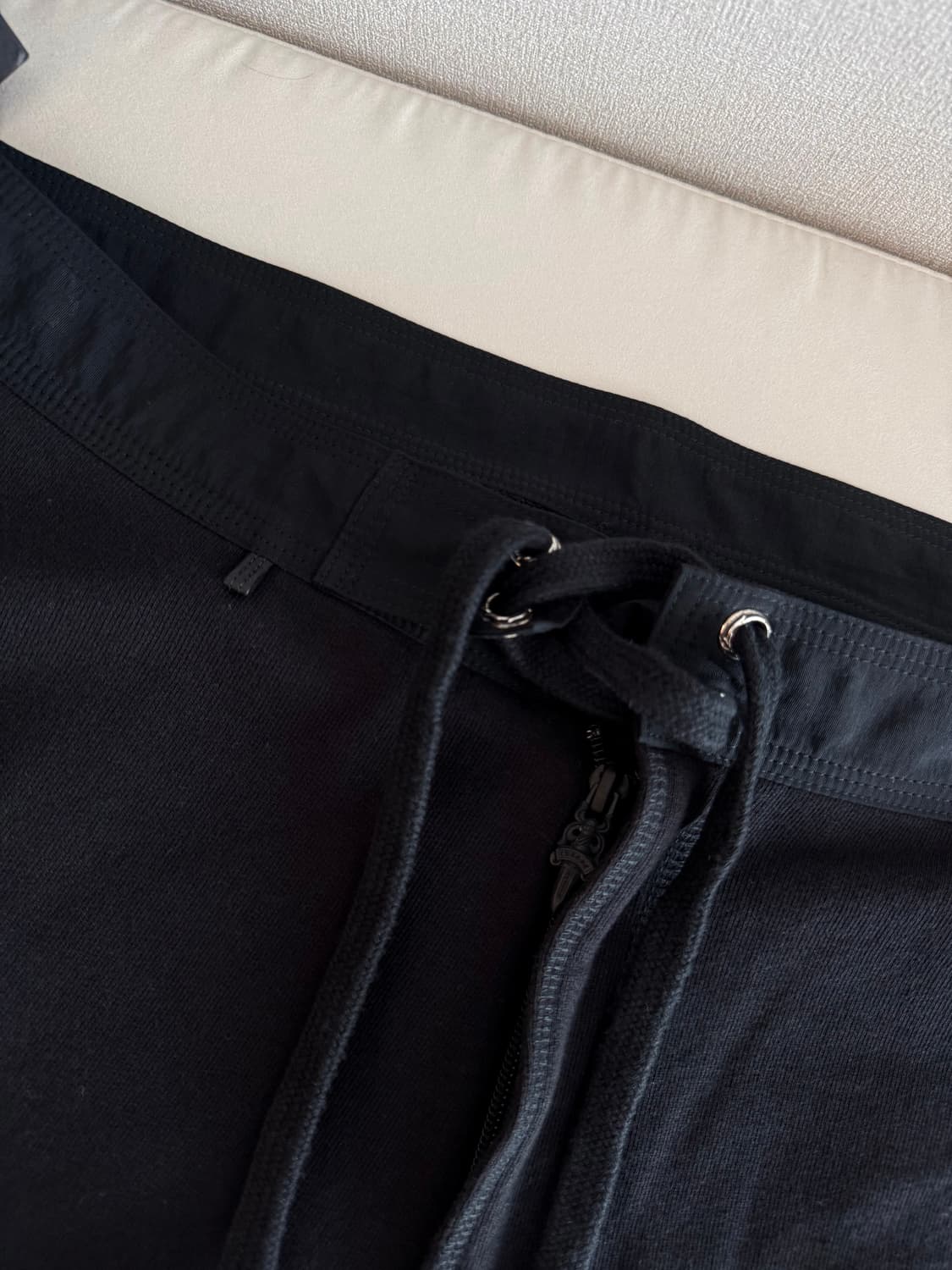 크롬하츠 크로스 레더 패치 스웨트쇼츠 블랙 상품이미지8