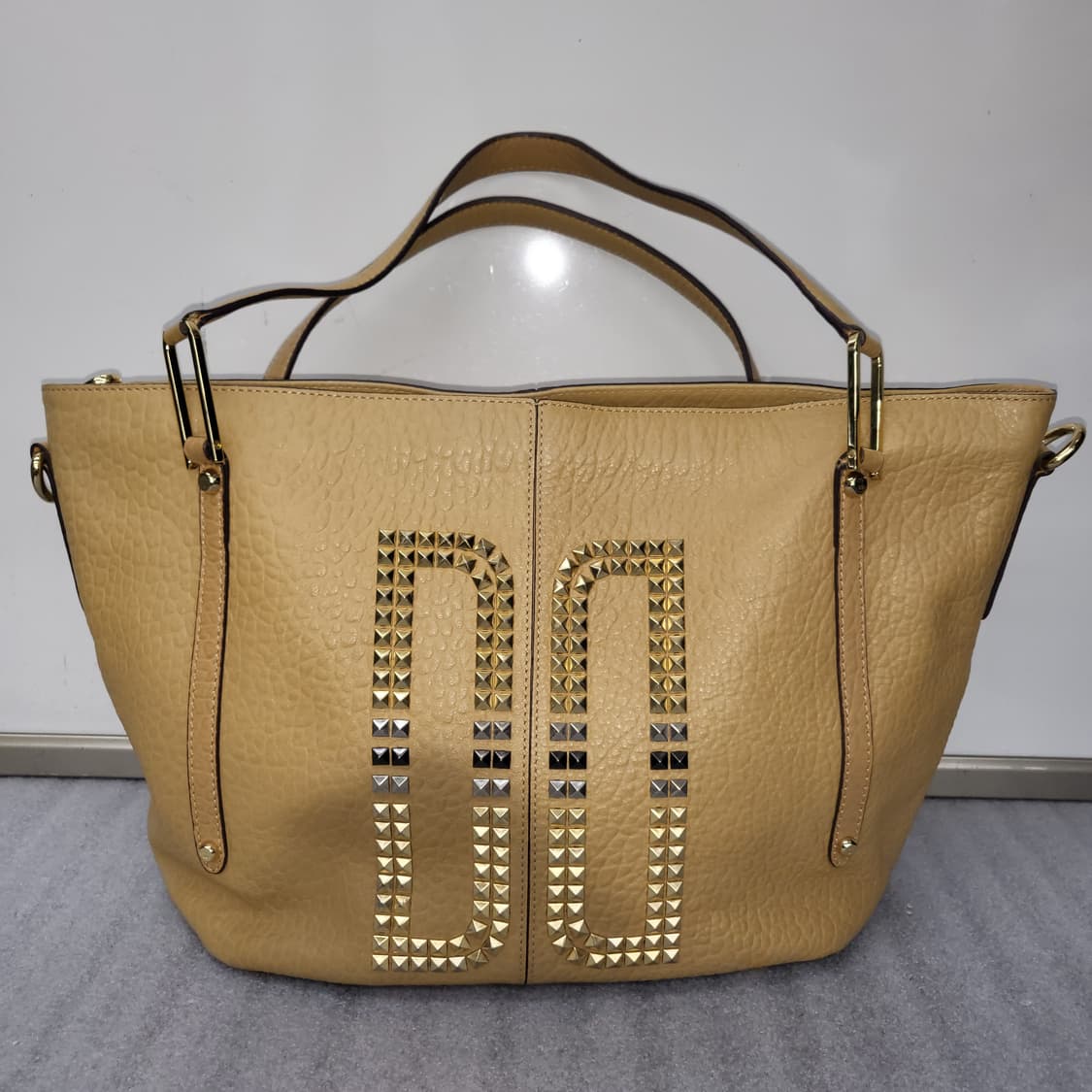 닥스 DD로고 스터드 장식 토트백 43x29cm 상품이미지1