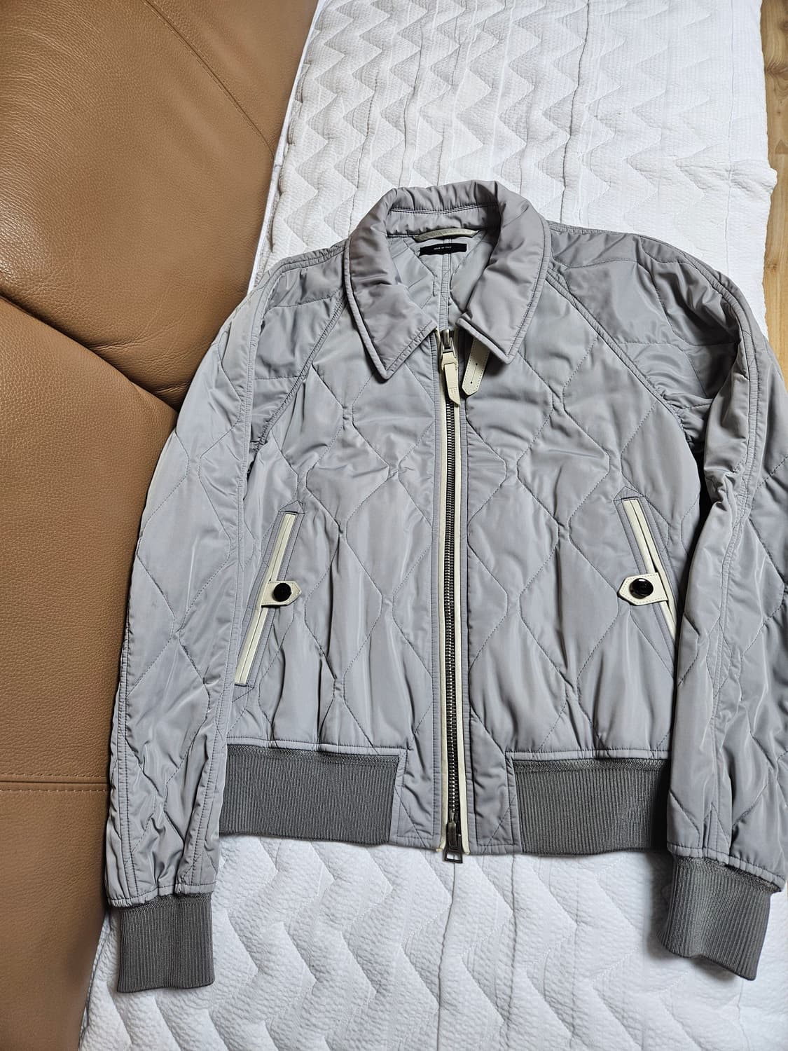 톰포드 퀼티드 패디드 봄버 자켓 그레이 상품이미지1