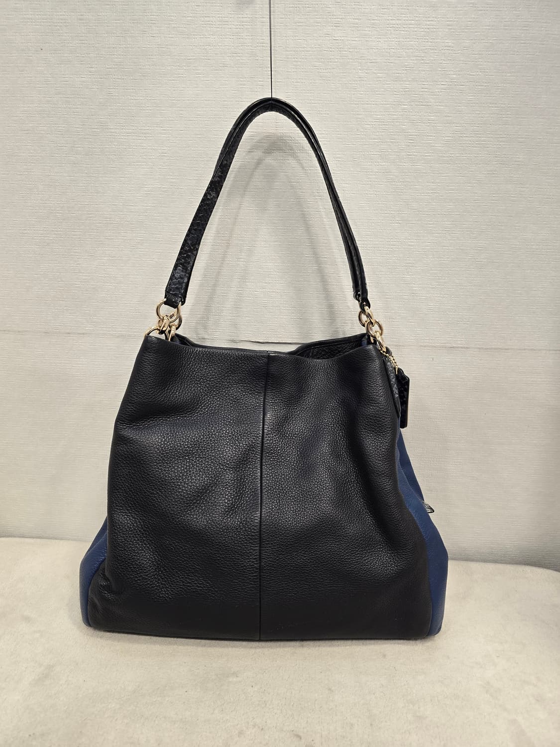 코치 블랙&블루 투톤 가죽 숄더백 가방 상품이미지1