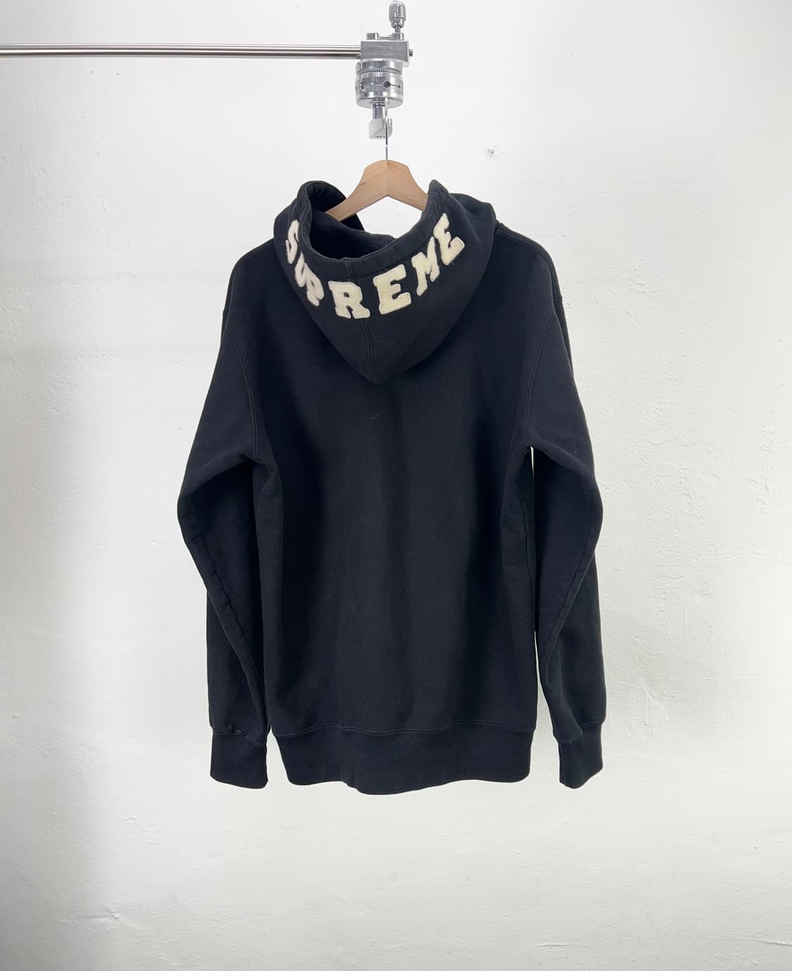 슈프림 18AW 펠트 로고 블랙 후드 집업 상품이미지6