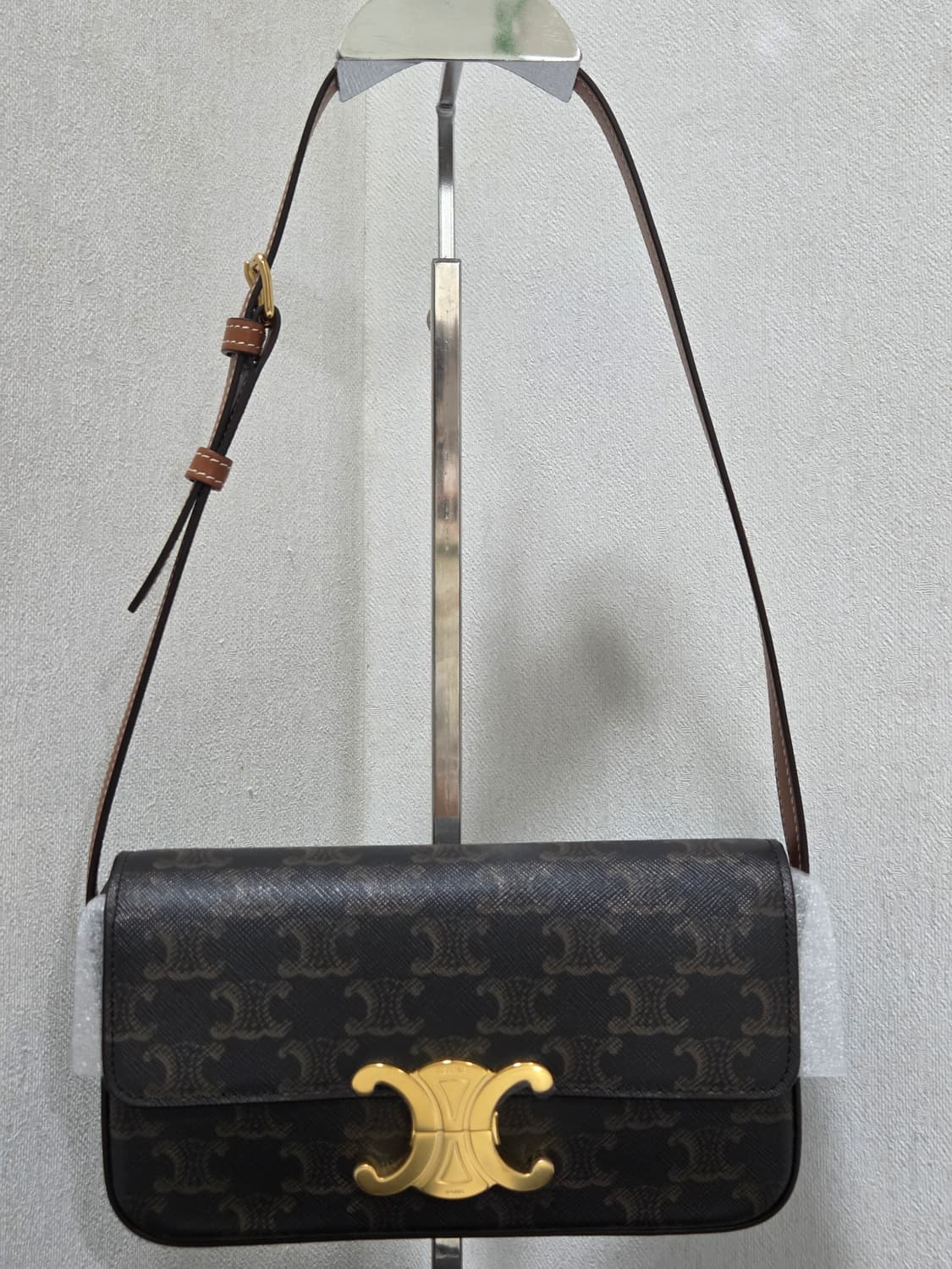 [새상품급] 셀린느 트리옹프 클로드 숄더백 Black Tan 상품이미지2